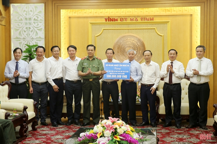 Thiếu tướng Võ Trọng Hải và Hội doanh nghiệp Nghệ An ủng hộ quỹ 500 triệu đồng