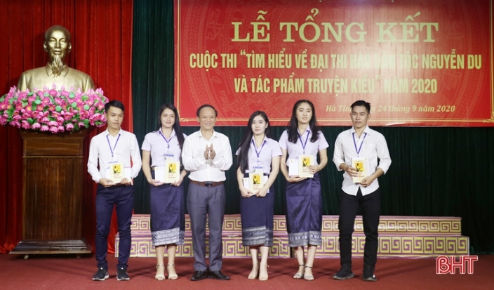 Trao thưởng cho 5 sinh viên CHDCND Lào tham gia cuộc thi tìm hiểu về Nguyễn Du và Truyện Kiều