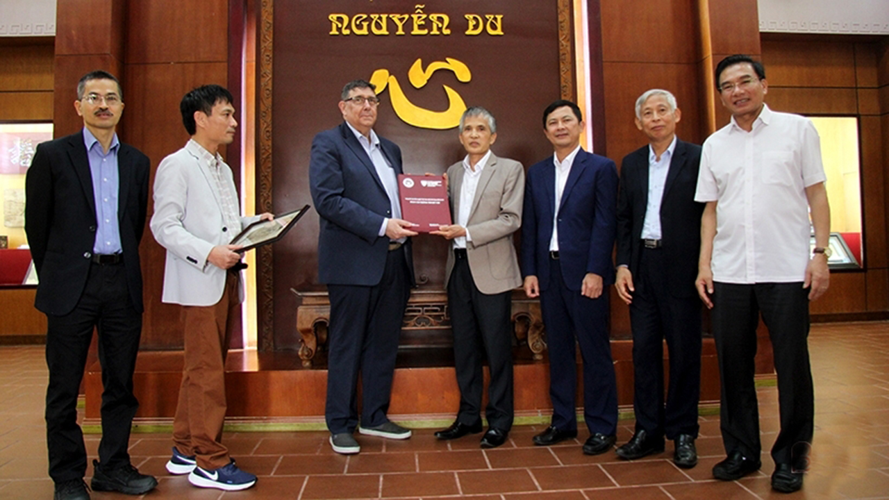 Giáo sư Đại học Harvard tham quan và trao tặng kỷ vật cho Khu di tích Nguyễn Du
